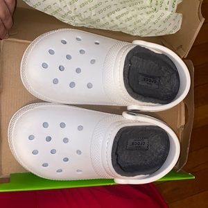 Crocs shoes with grey fur on the inside.